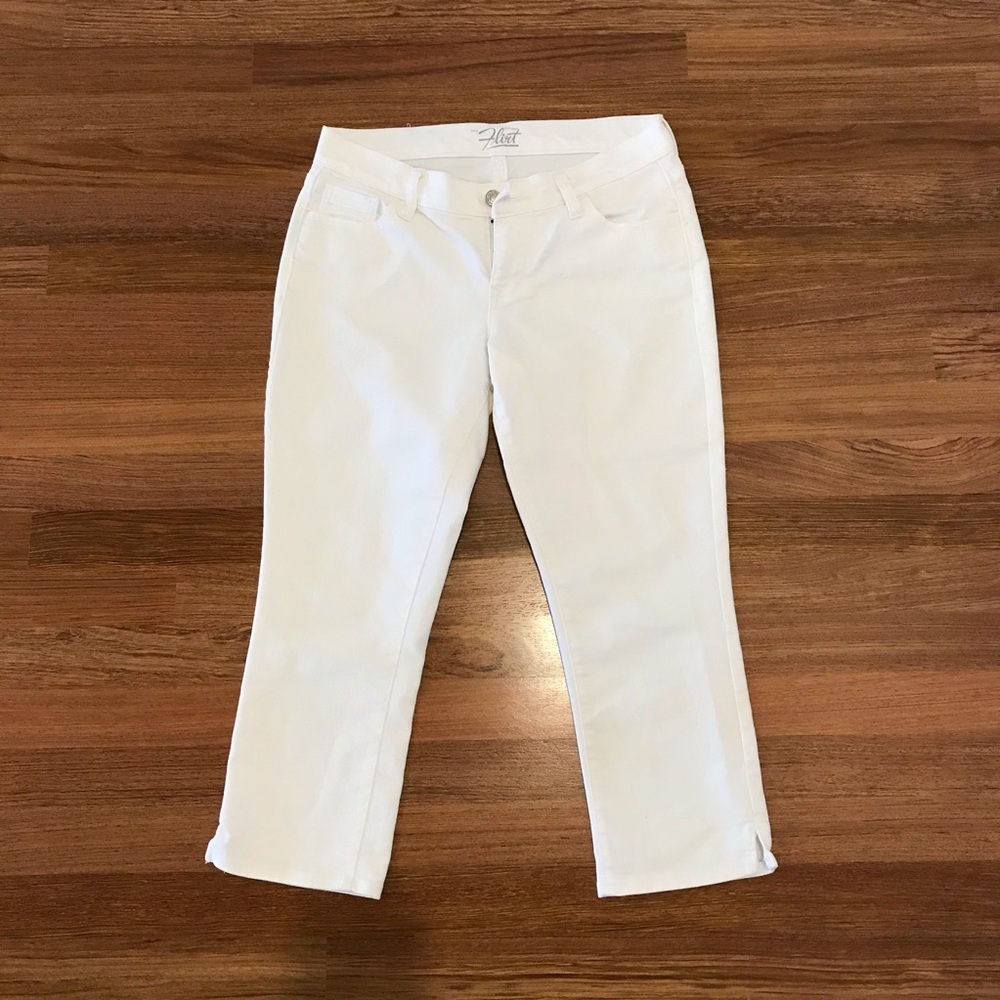 Old Navy Flirt capri pants in white